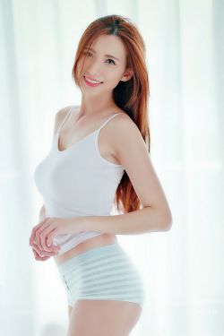 美女露双乳给男人吃奶